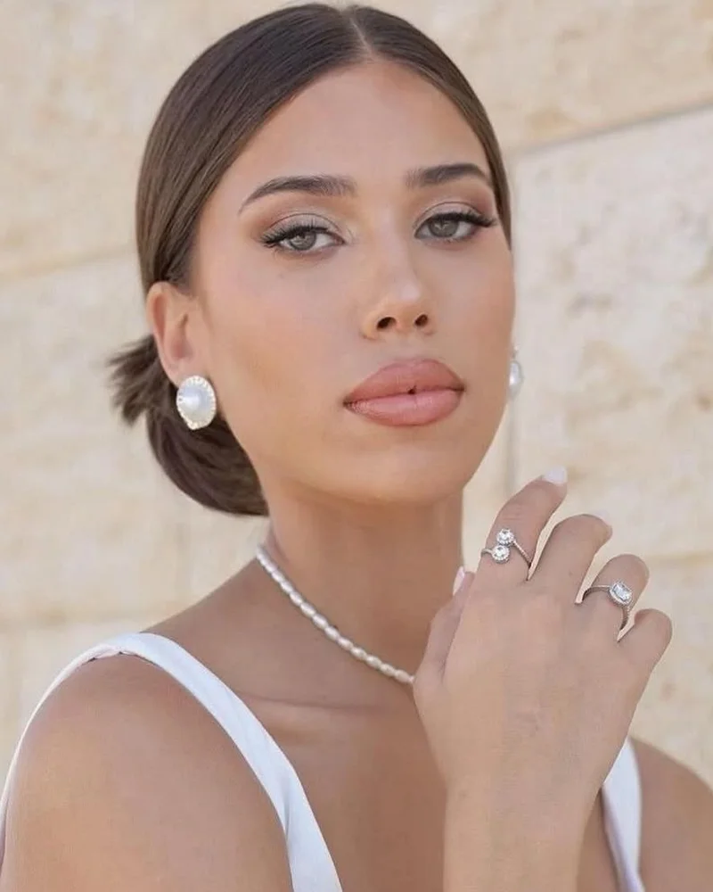כלה עם איפור עדין, פנינים ועגילי פנינה
