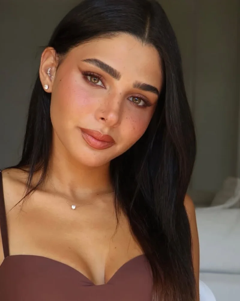 איפור עם סומק מודגש ונמשים